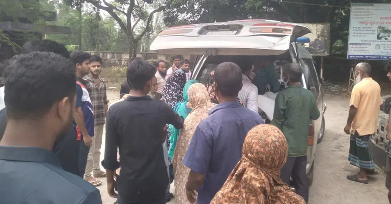 অ্যাম্বুলেন্সে তোলা হচ্ছে মরদেহ
